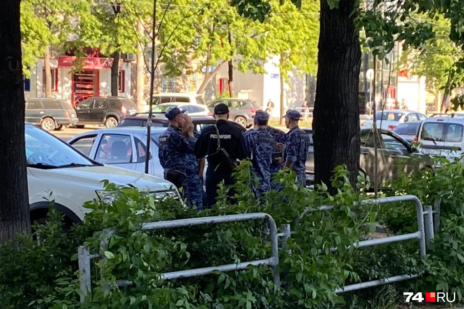 К школе стянули вооруженных силовиков К школе стянули вооруженных силовиков
