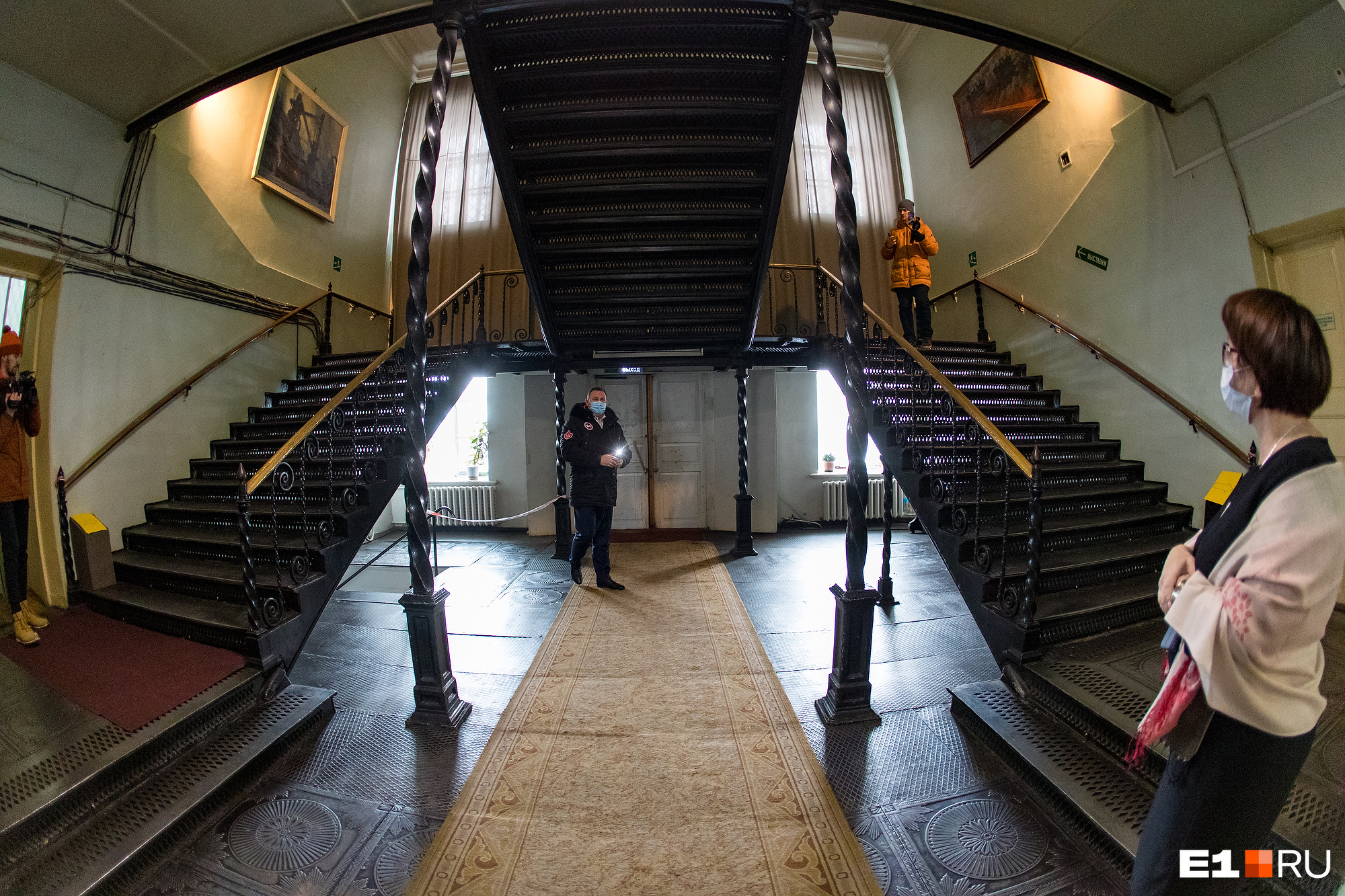 Старинная чугунная лестница — одна из главных достопримечательностей музея