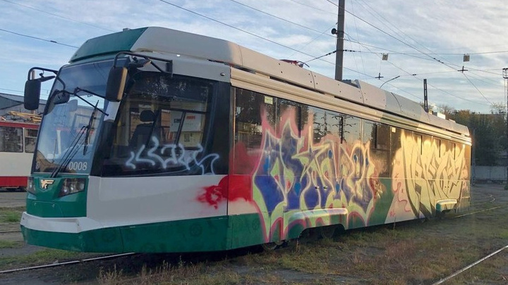 В Челябинске возбудили уголовное дело из-за разрисованного в депо нового трамвая за 35 миллионов