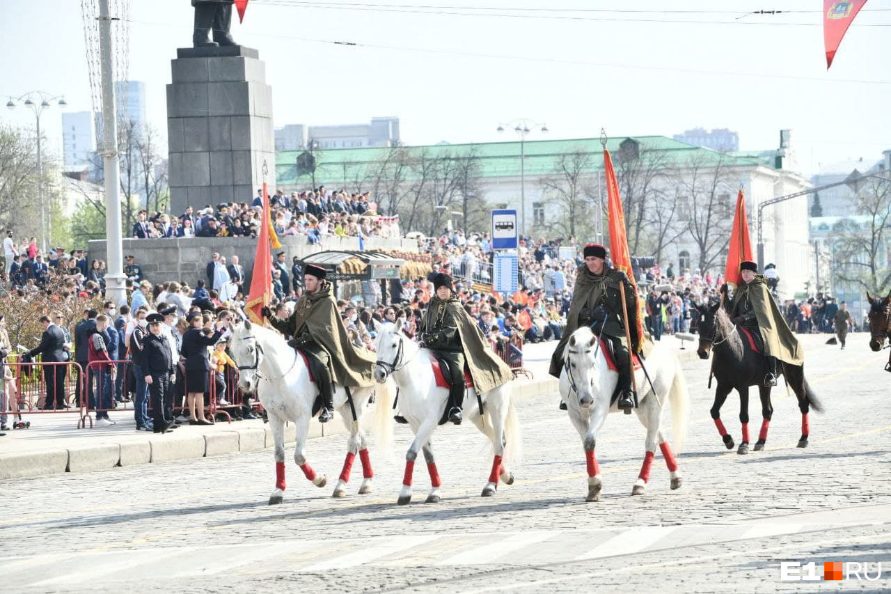 Кавалерия предваряла парадное шествие