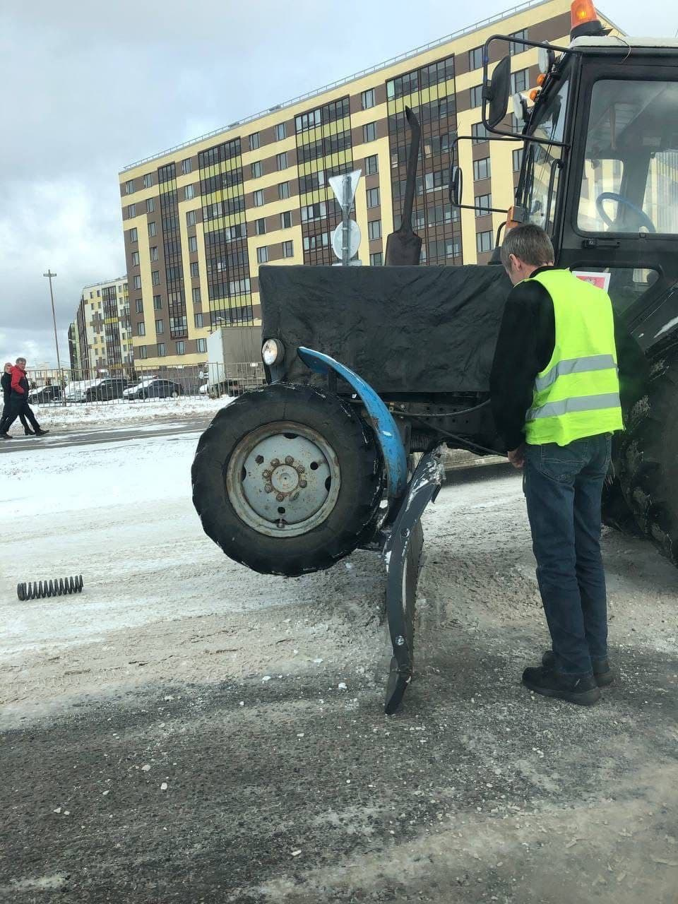 В Кудрово трактор во время уборки снега поперхнулся собственным ковшом 7  марта 2021 года - 7 марта 2021 - ФОНТАНКА.ру