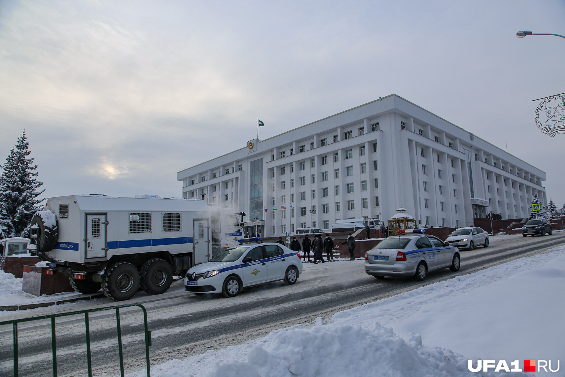 К «белому дому» тоже подтянули подкрепление К «белому дому» тоже подтянули подкрепление