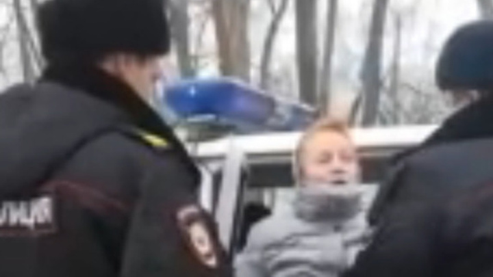 В Челябинской области полицейские заломили руки пожилой женщине, не надевшей маску в магазине