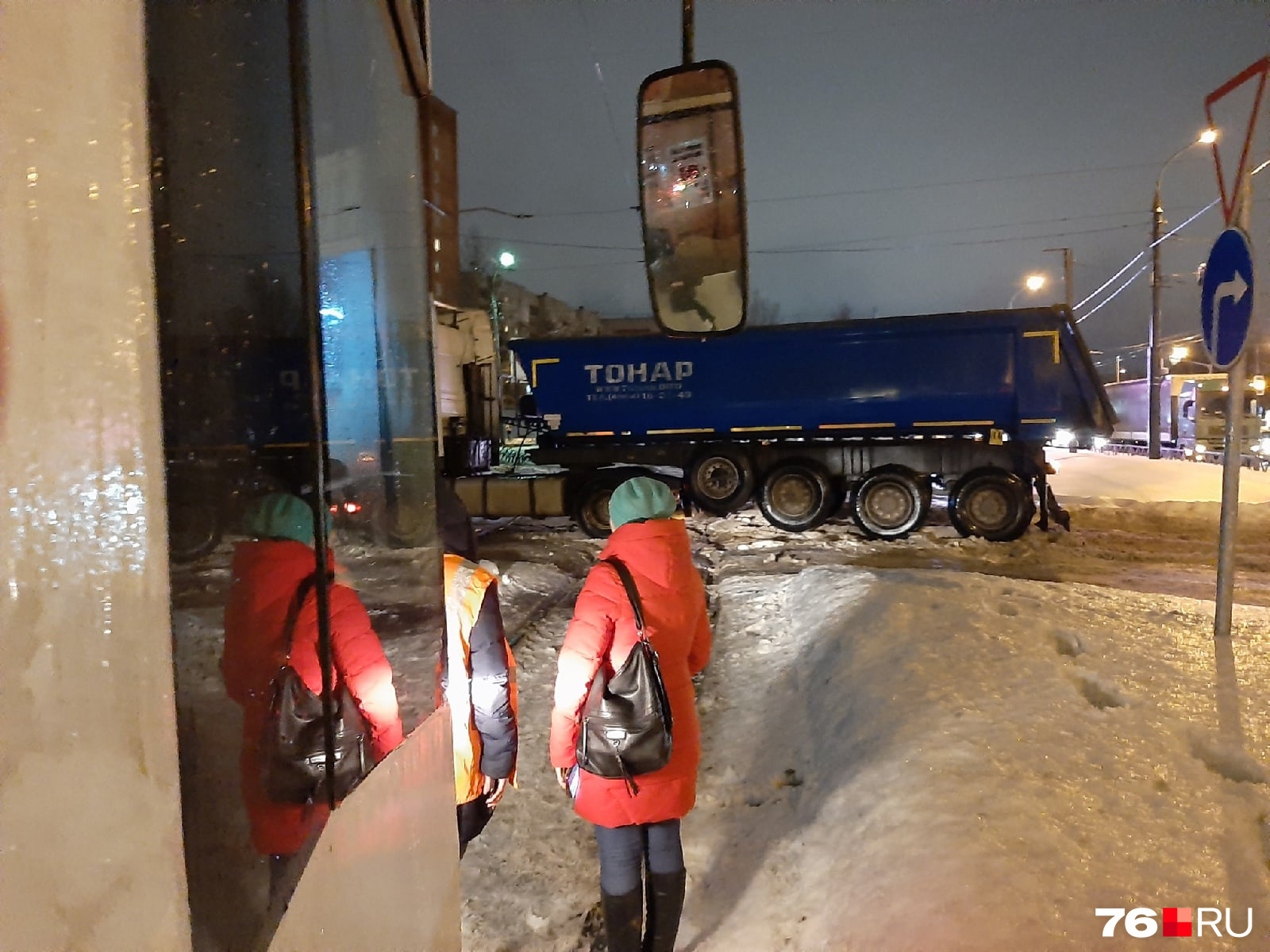 Из-за нечищенных дорог в Ярославле целыми днями случаются ДТП и получают травмы пешеходы