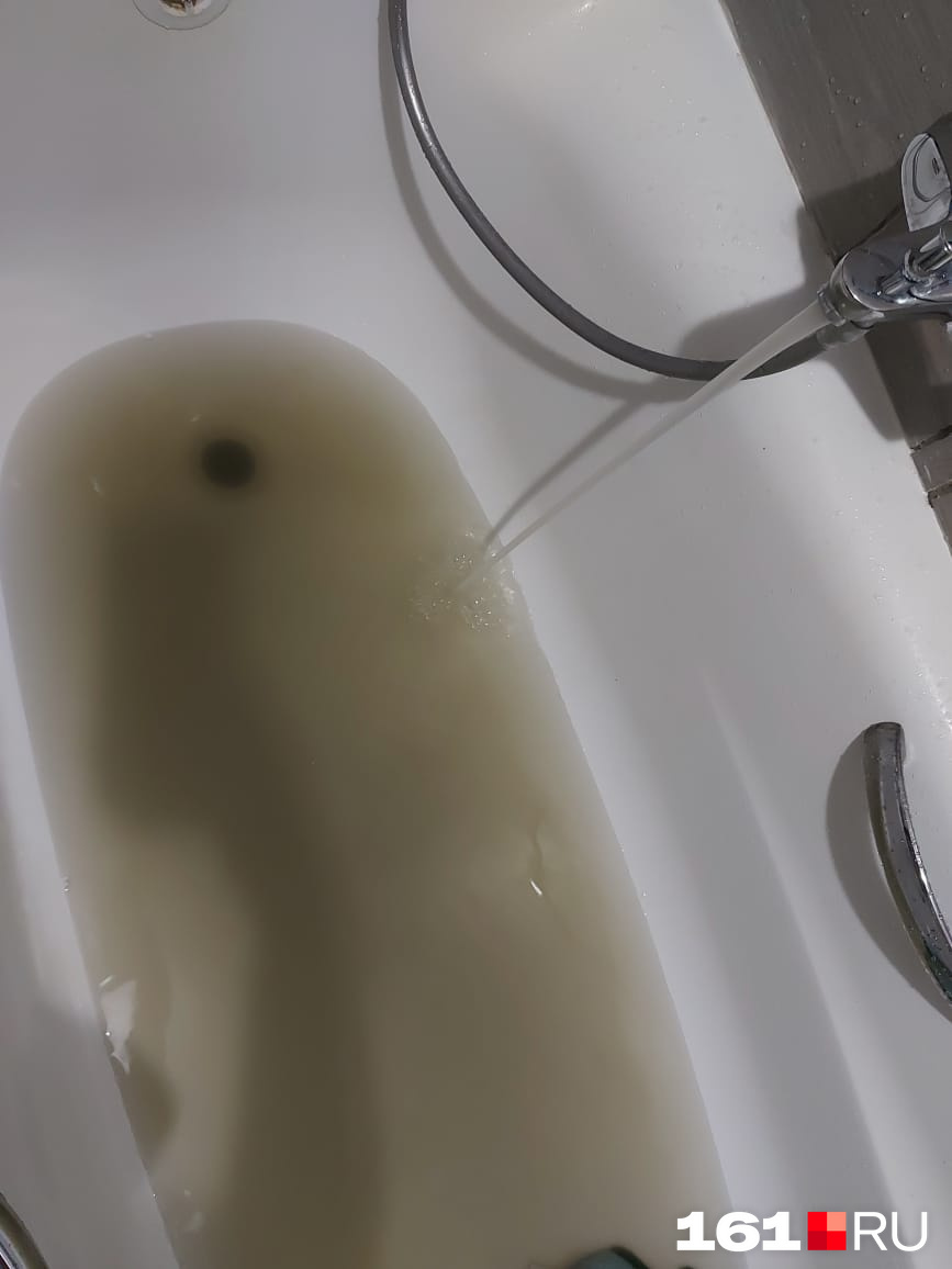 Вода такая течет из кранов в Суворовском микрорайоне Вода такая течет из кранов в Суворовском микрорайоне