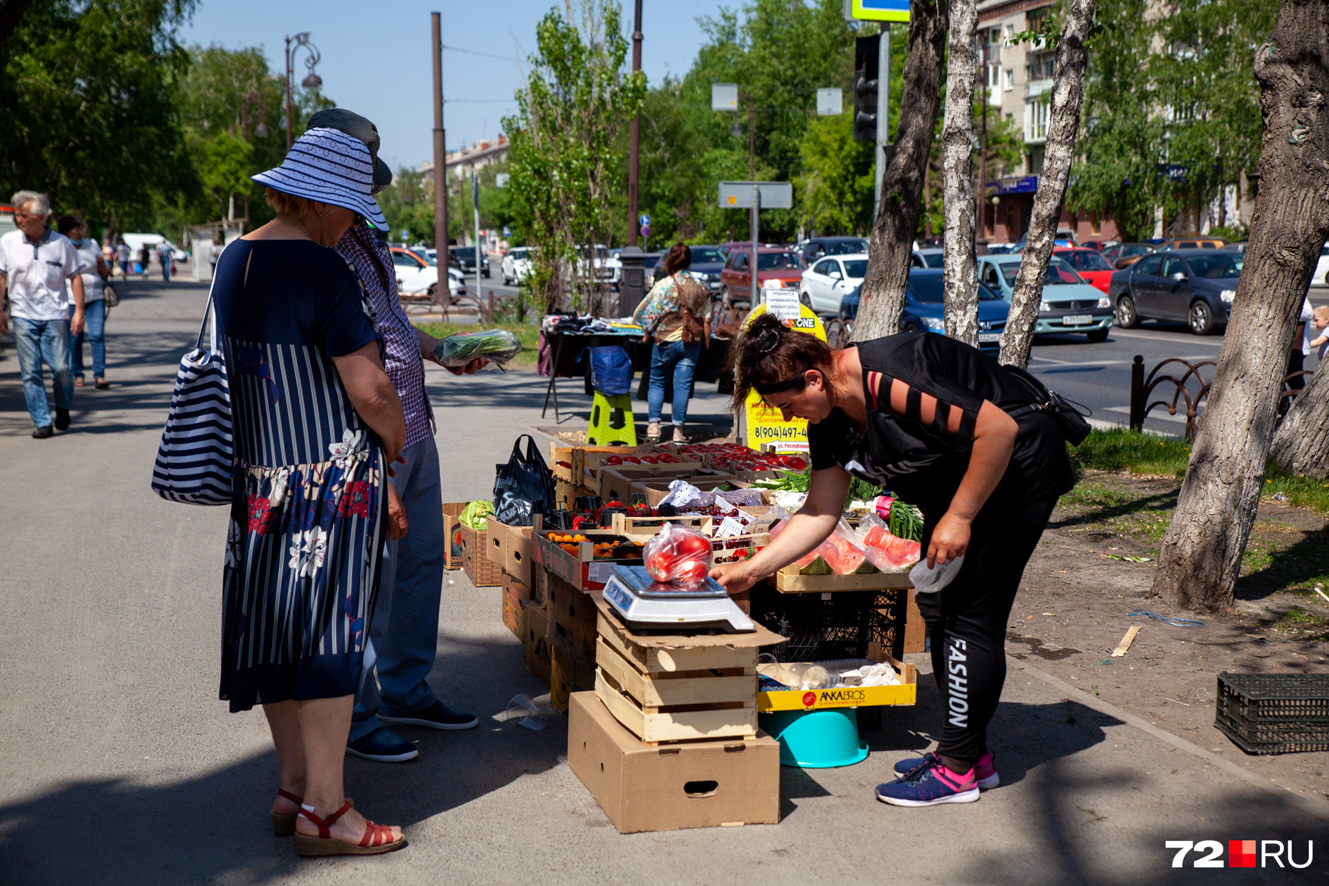 На месте и помогут с выбором, и взвесят, и рассчитают. Кстати, давно ли вас обсчитывали на рынке? На месте и помогут с выбором, и взвесят, и рассчитают. Кстати, давно ли вас обсчитывали на рынке?