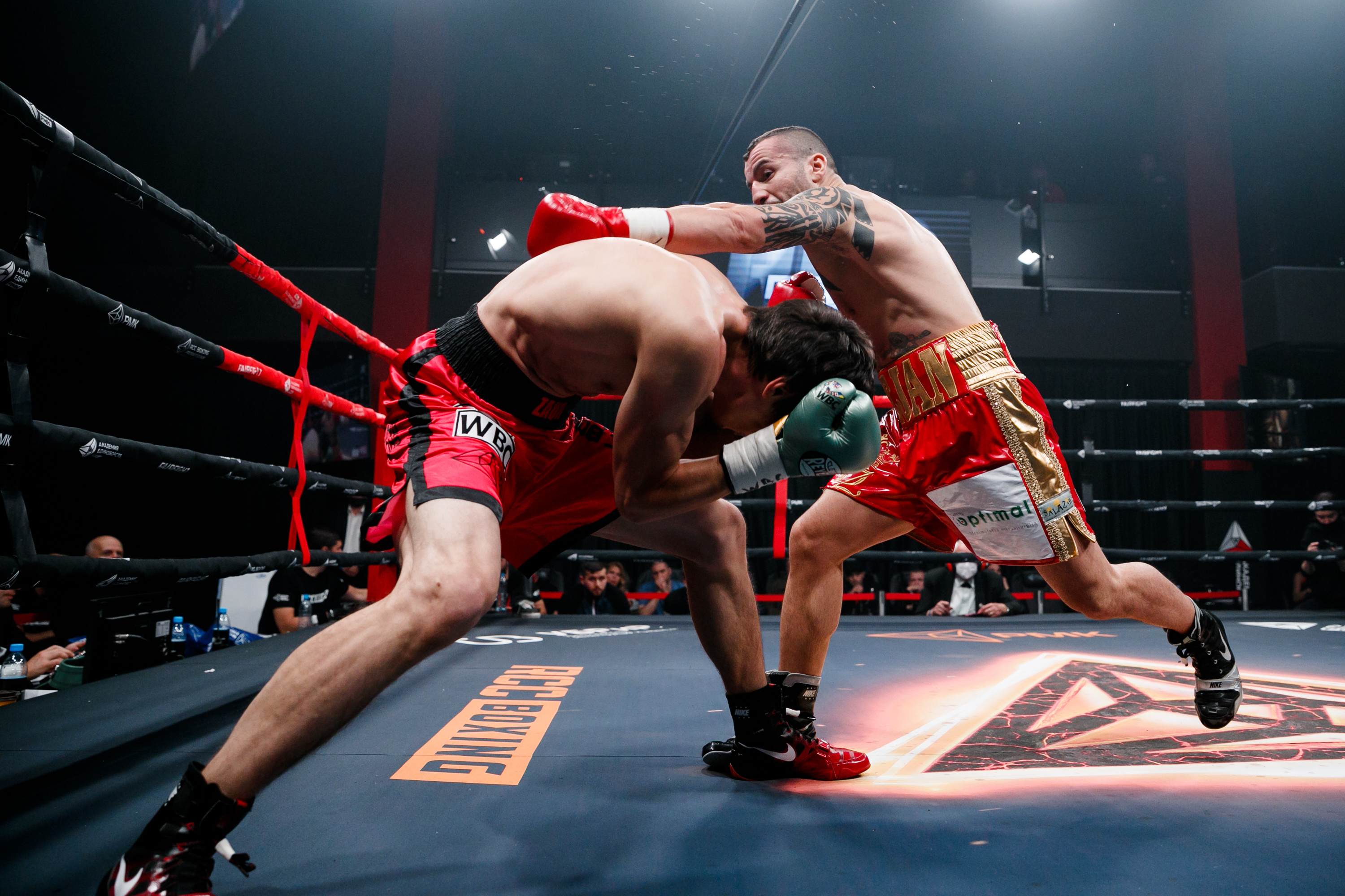 Чаплин боксерский поединок. Бокс картинки. RCC Boxing Заур Абдулаев Деян Златанич. Турнир по профессиональному боксу серии RCC. Саша Бахтин бокс фото с поясами все фото боев и побед.