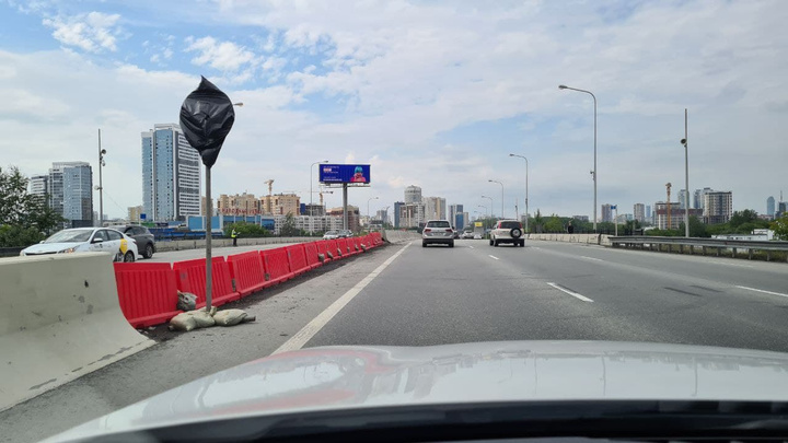 Ждем пробок в аэропорт. В Екатеринбурге закроют мост на выезде на Россельбан