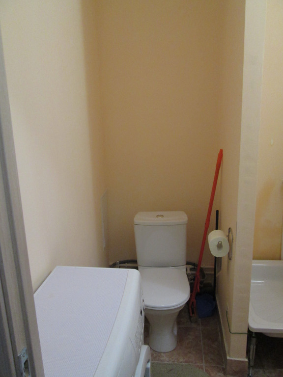 Туалет расположен в небольшом закутке в углу квартиры