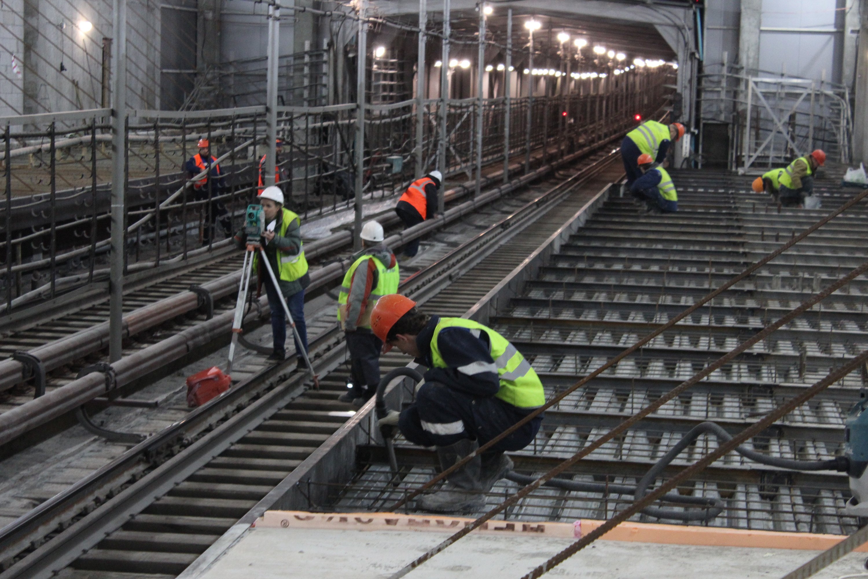 Строители монтируют арматуру на последнем участке платформы станции