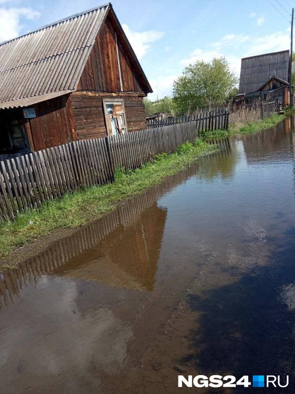 Вода топит ветхие домики Вода топит ветхие домики