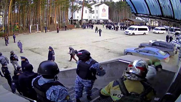 ОМОН, Росгвардия, полиция. Силовики начали штурм Среднеуральского женского монастыря