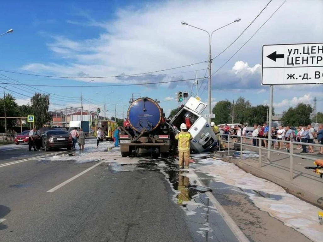 Авария с машиной скорой в городе Отрадный Самарской области 27 июня 2021 г.  - 27 июня 2021 - ФОНТАНКА.ру