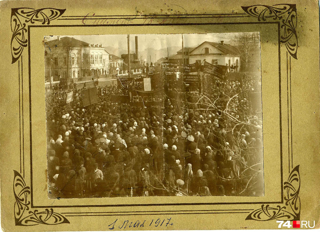 На этом фото 1917 года возле усадьбы князя в Катав-Ивановске видны столбы