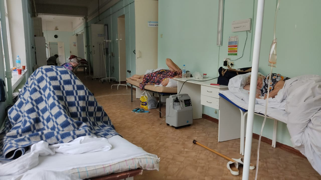 «Лежу в коридоре»: онкобольная сибирячка загремела с ковидом в госпиталь и рассказала, что там сейчас творится