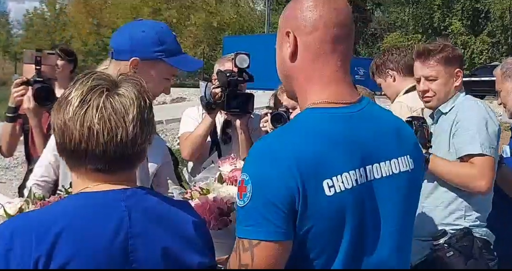 Дмитрий вручил врачам цветы