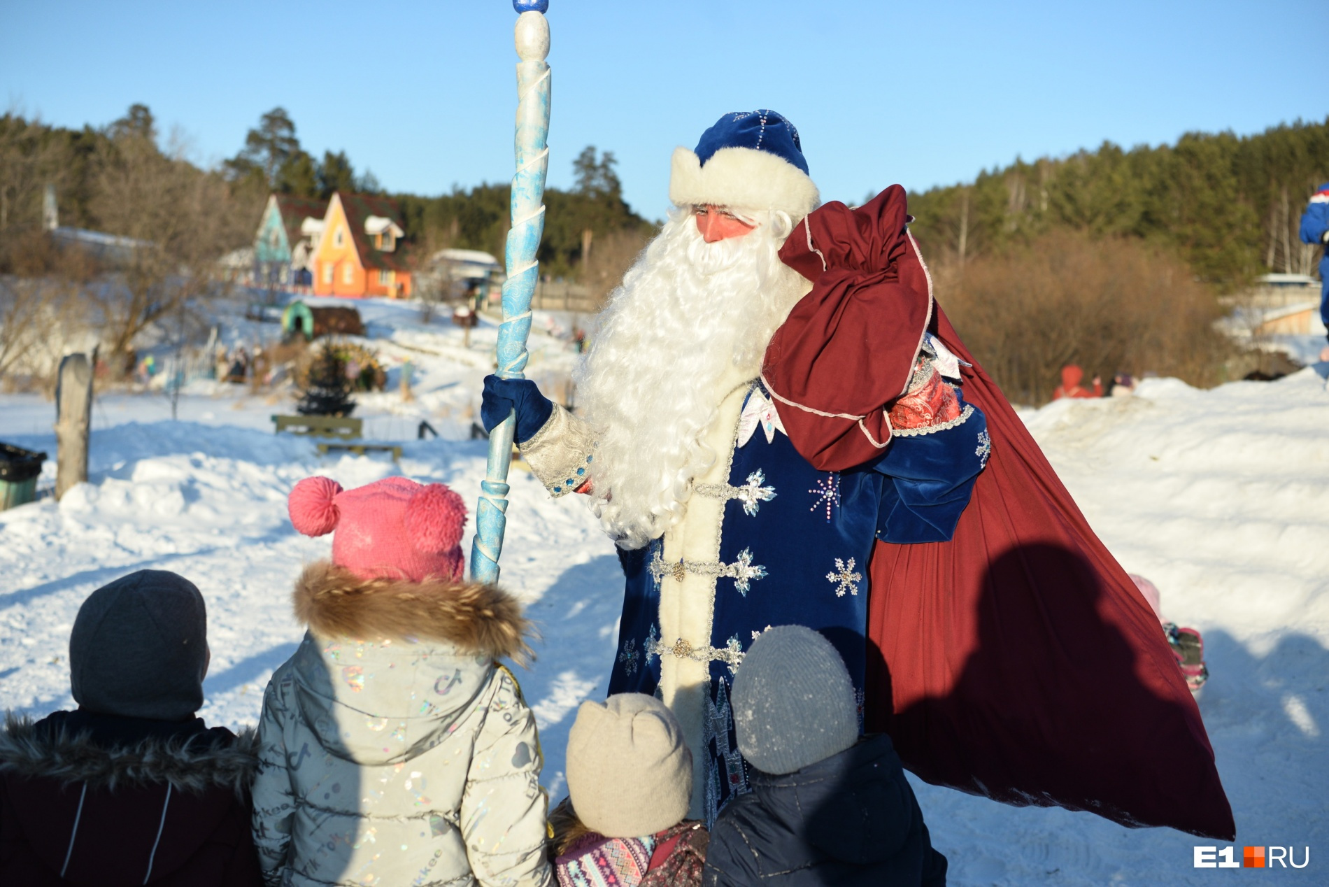 В «Парке сказов» гостей встречало не только чучело Масленицы, но и Дед Мороз