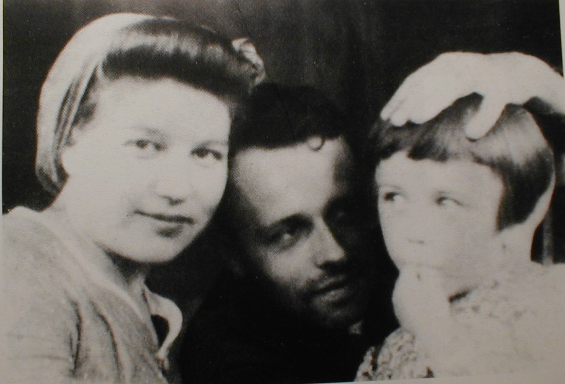 Сахаров с женой Клавдией и дочерью Таней, 1948 год