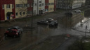 «Перекрыты подъезды к улицам»: в Ярославле после дождя затопило дорогу. Видео