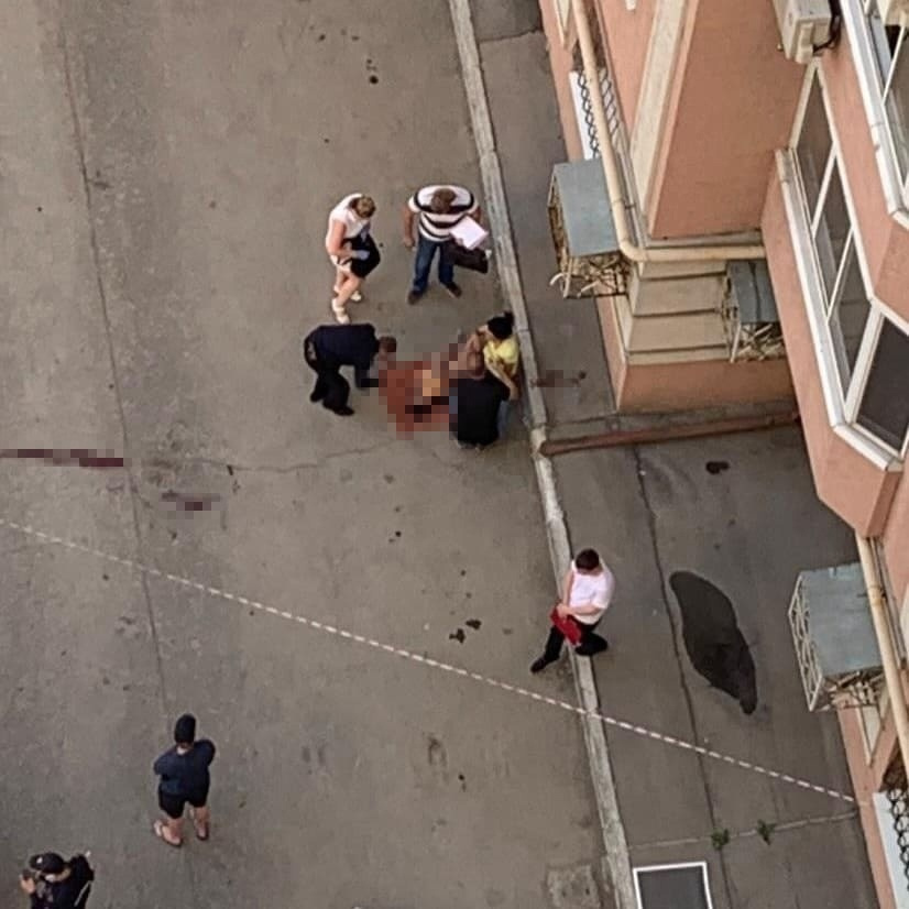 Недалеко от тела лежит москитная сетка Недалеко от тела лежит москитная сетка