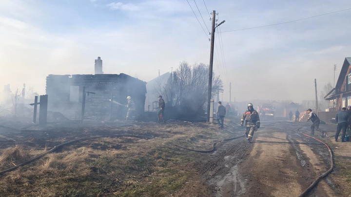 В Пышме из-за сильного ветра сгорели три дома