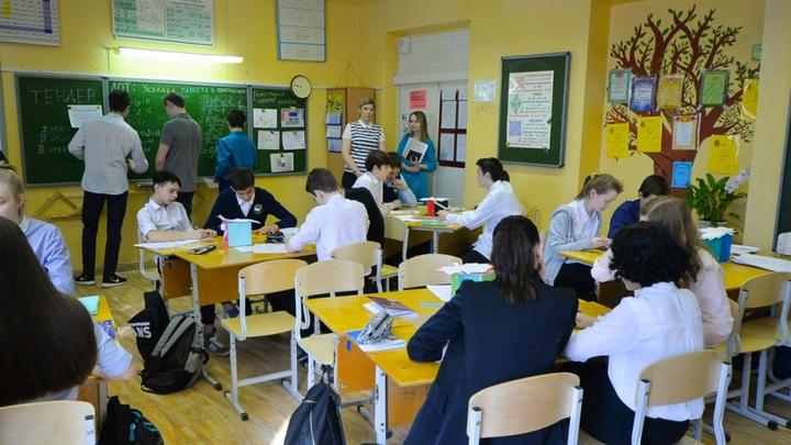 А кто детей учить будет? В Екатеринбурге непривитых учителей отстраняют от работы