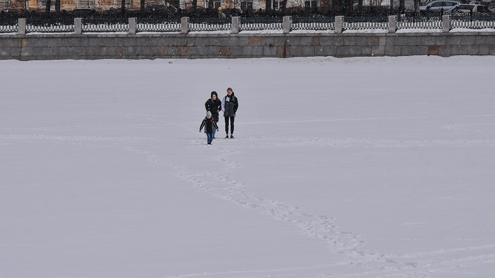 Город смелых. Екатеринбуржцы разгуливают по тонкому льду, несмотря на запрет МЧС