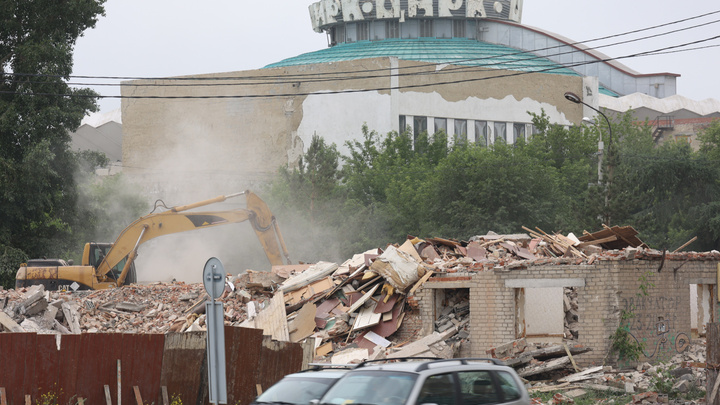 В Челябинске спустя четыре месяца после начала работ снесли цирковое общежитие