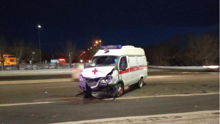 Скорая, попавшая в аварию на выезде из Челябинска, везла двух пациентов