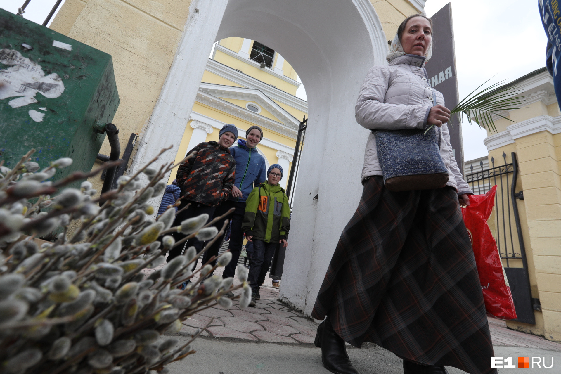 Веточки освящали после службы