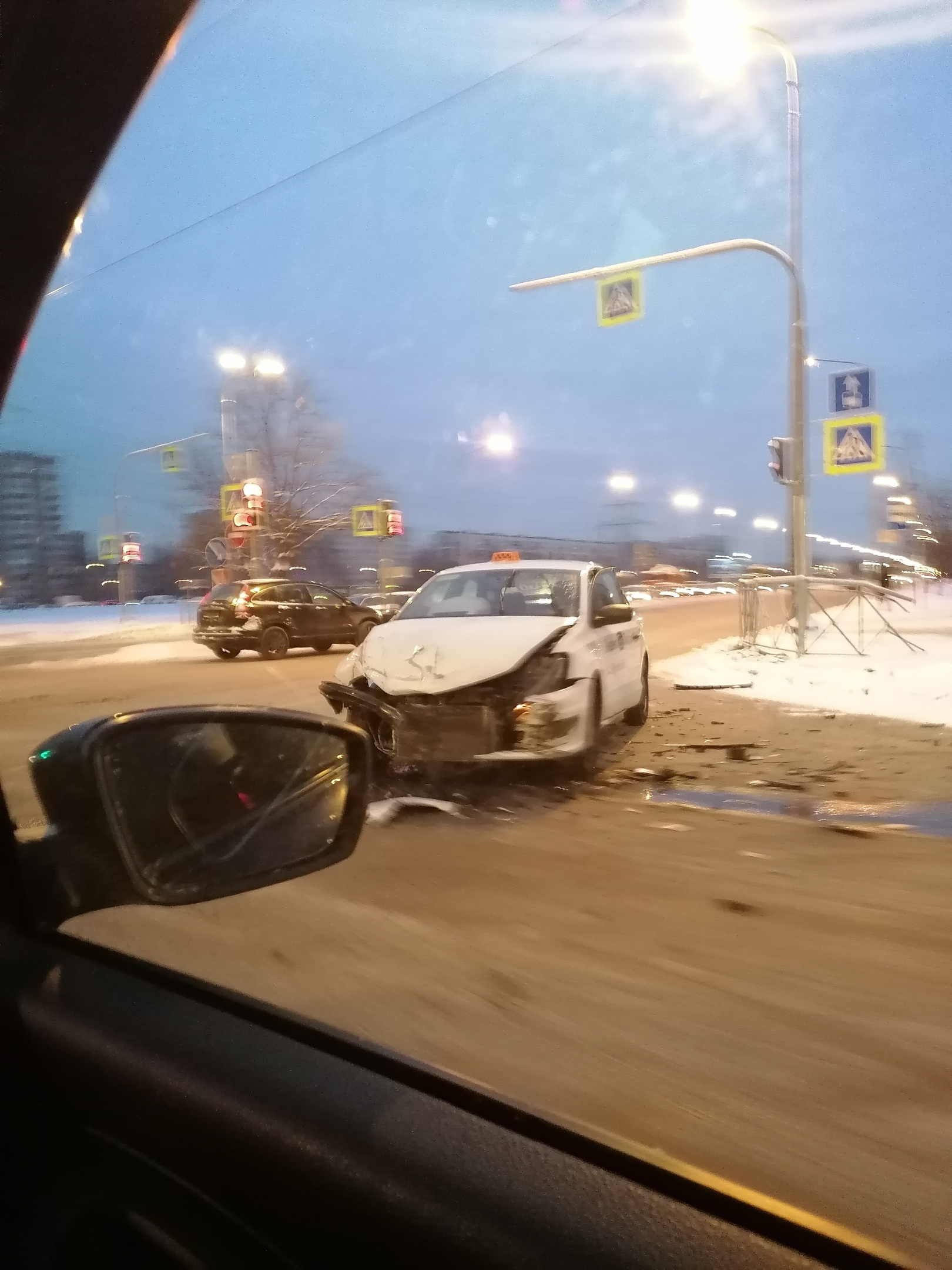 Два такси разбили на одном перекрёстке в Петербурге за несколько часов.  Взятие высоты попало на видео - 20 января 2021 - ФОНТАНКА.ру