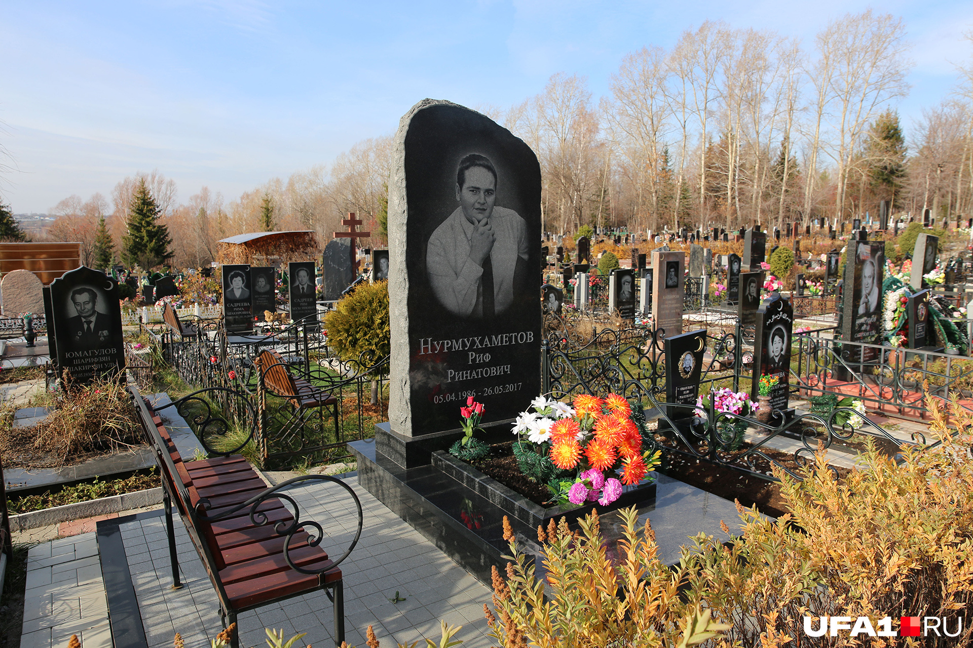Места в ВИП-зоне Северного кладбища, по словам ритуальщиков, обходятся родственникам усопших в сотни тысяч рублей