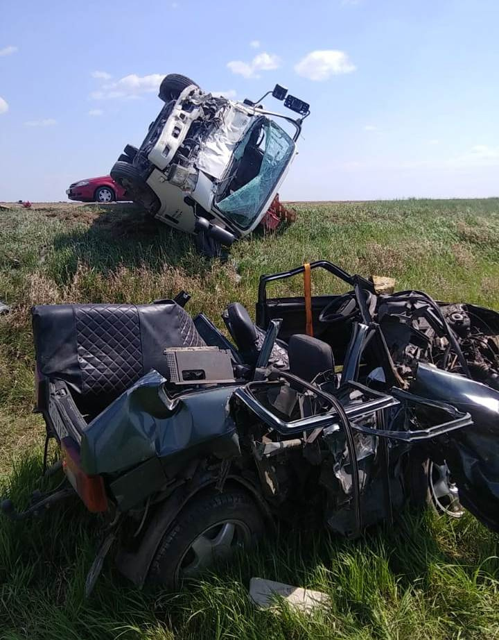 Автомобили столкнулись лоб в лоб Автомобили столкнулись лоб в лоб