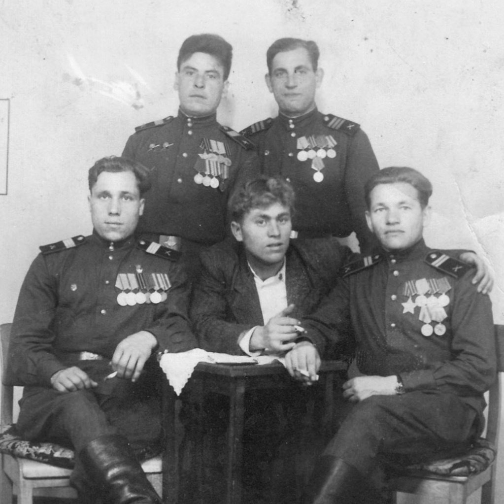 Германия, 1946 год. Корнеев в верхнем ряду справа Германия, 1946 год. Корнеев в верхнем ряду справа