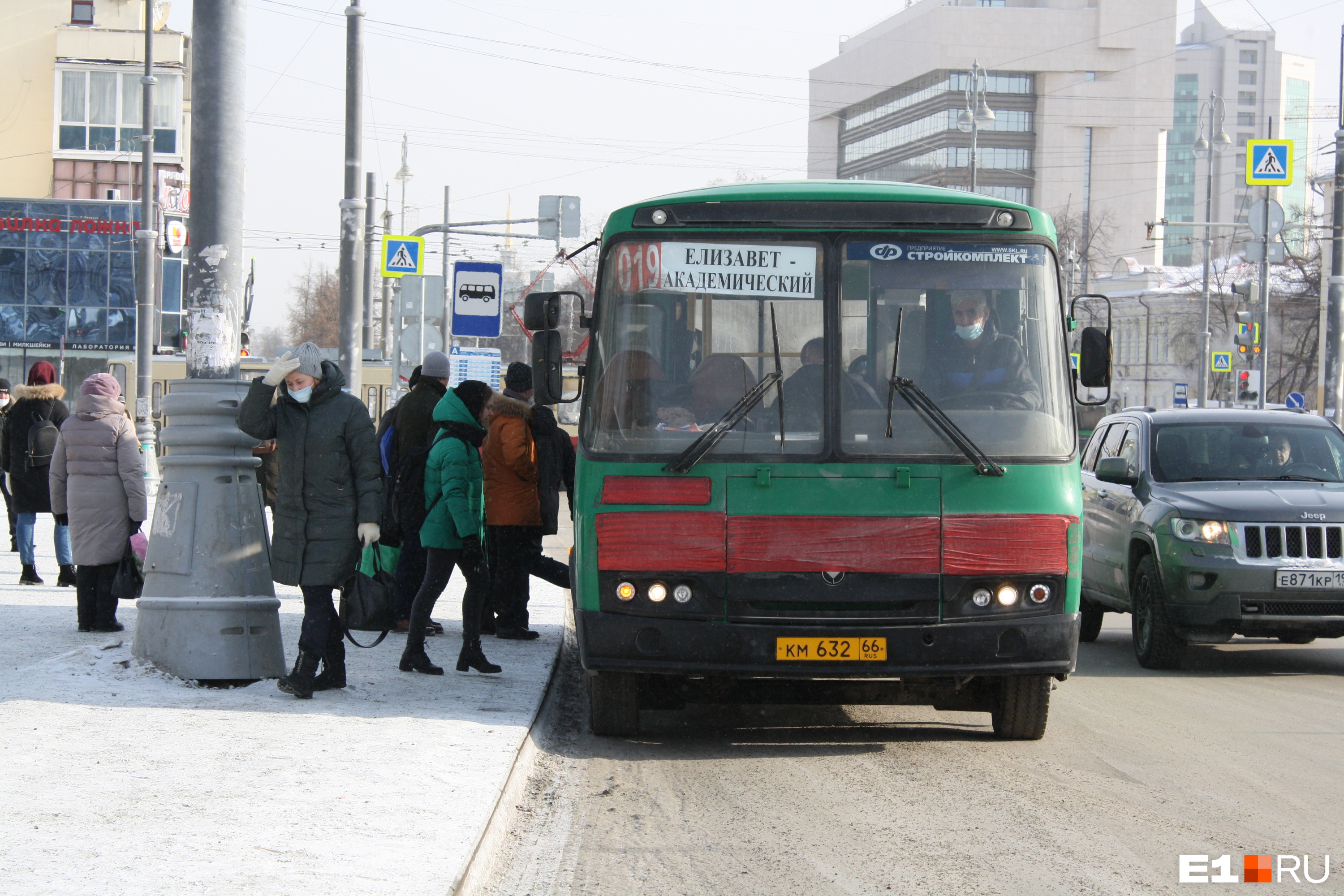 Соцопросы показывают, что многие жители уральской столицы не против пересесть с общественного транспорта на личный автомобиль