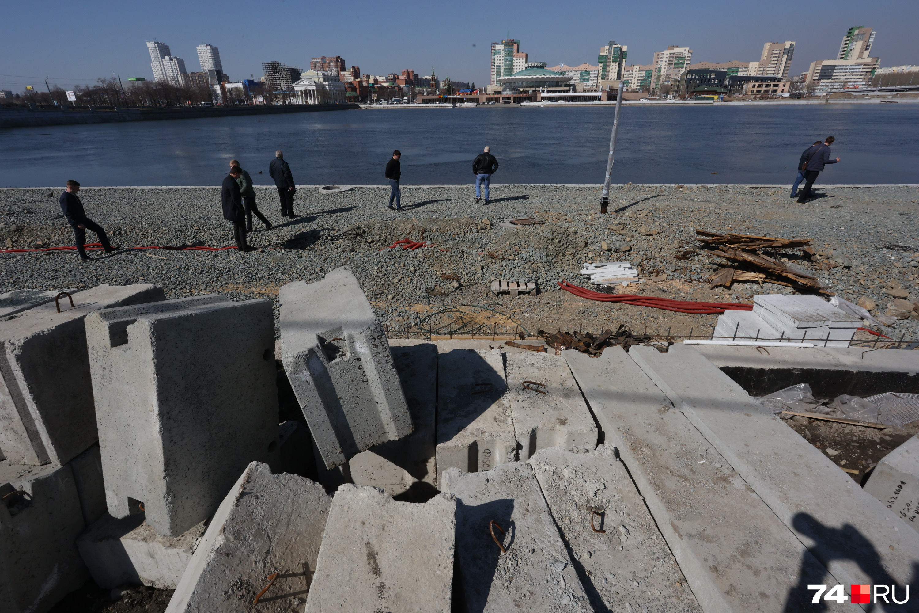 Вода в Миассе подобралась вплотную к бордюрам Вода в Миассе подобралась вплотную к бордюрам