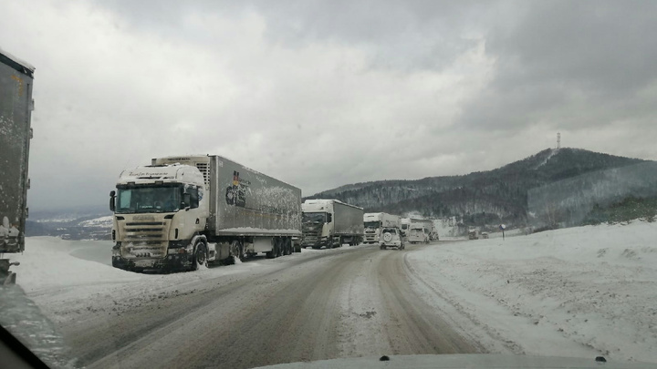 «От Аши до Кропачёво едут только по встречке»: на М-5 в Челябинской области выросли пробки из грузовиков