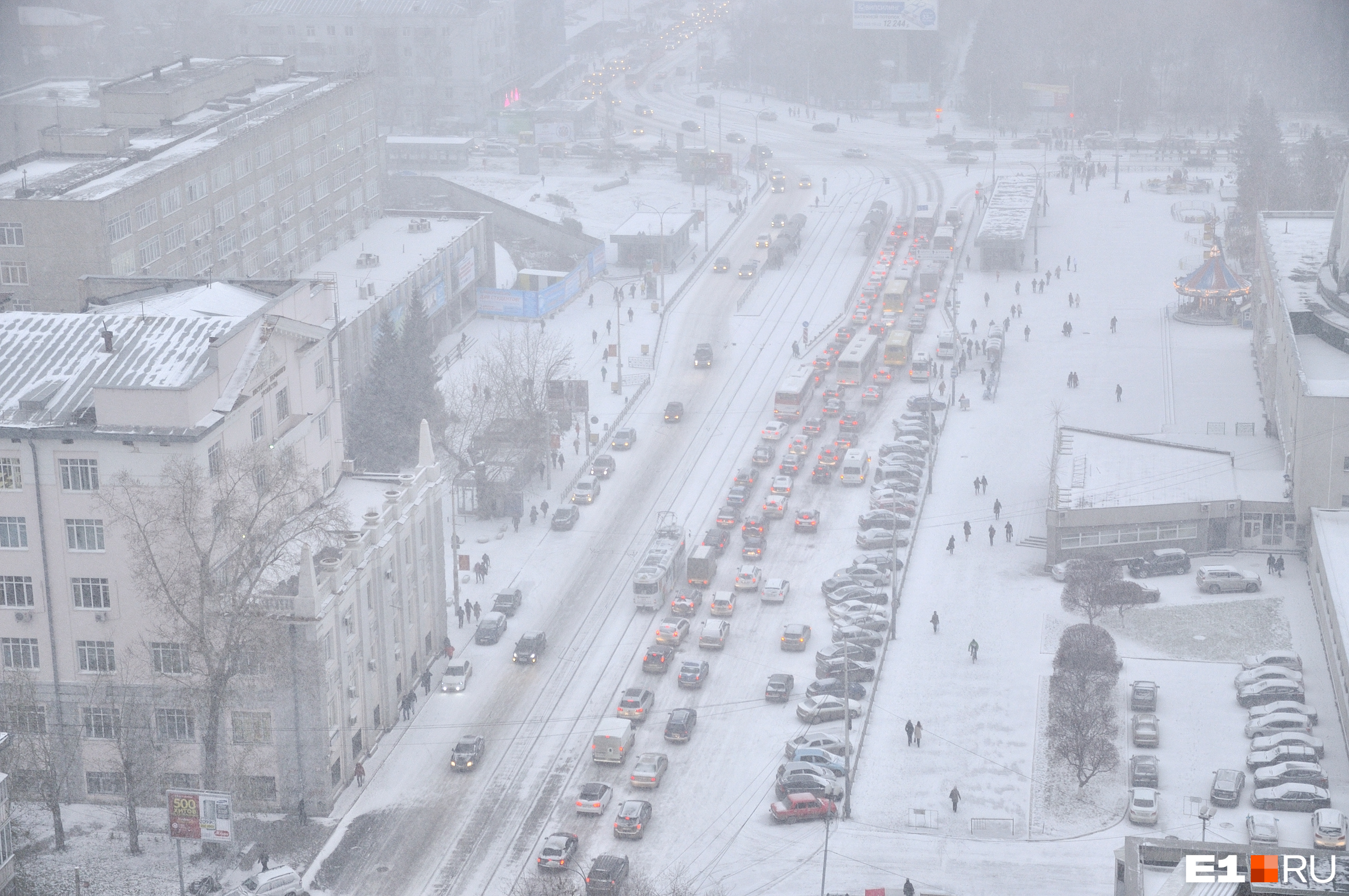 Город заваливает: водители Екатеринбурга получили экстренное предупреждение от ГИБДД