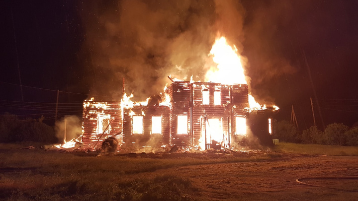 Столетняя церковь сгорела дотла в Красноярском крае. Молния ударила в здание прямо во время службы