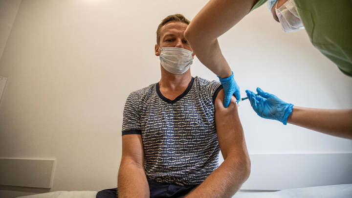 «Я выкарабкался, жена — нет»: что чувствуют люди после прививки «ЭпиВакКорона»
