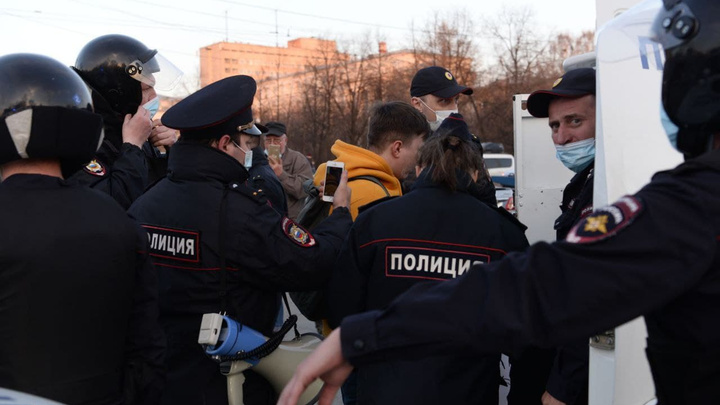 Хватают тех, кто с плакатами. На акции протеста в Екатеринбурге начались массовые задержания