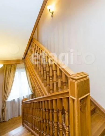 Лестница выполнена из натурального дерева