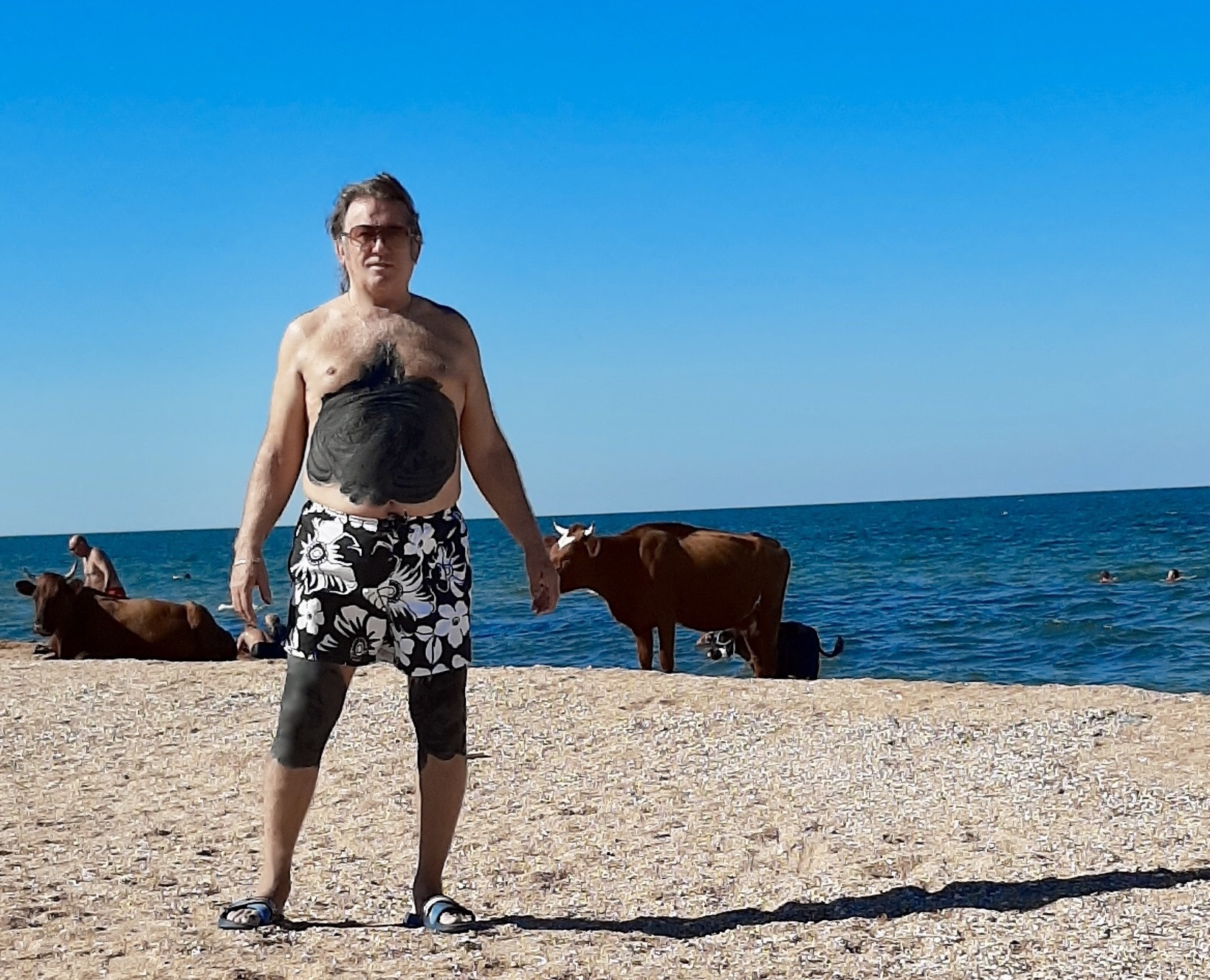Отпуск осенью 2020-го Юрий Лоза провел в Крыму. Он считает, что организм справится со всеми вирусами сам, если повышать иммунитет, закаляться и чаще бывать на свежем воздухе