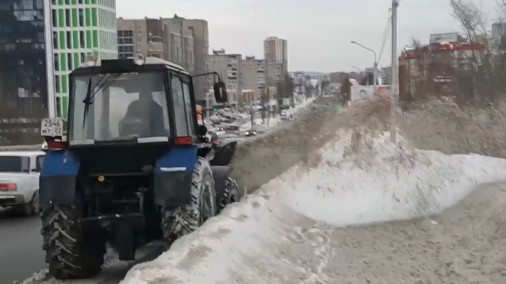 Уфимец возмутился уборкой снега на дорогах города: «Не пройти, Россия-матушка»