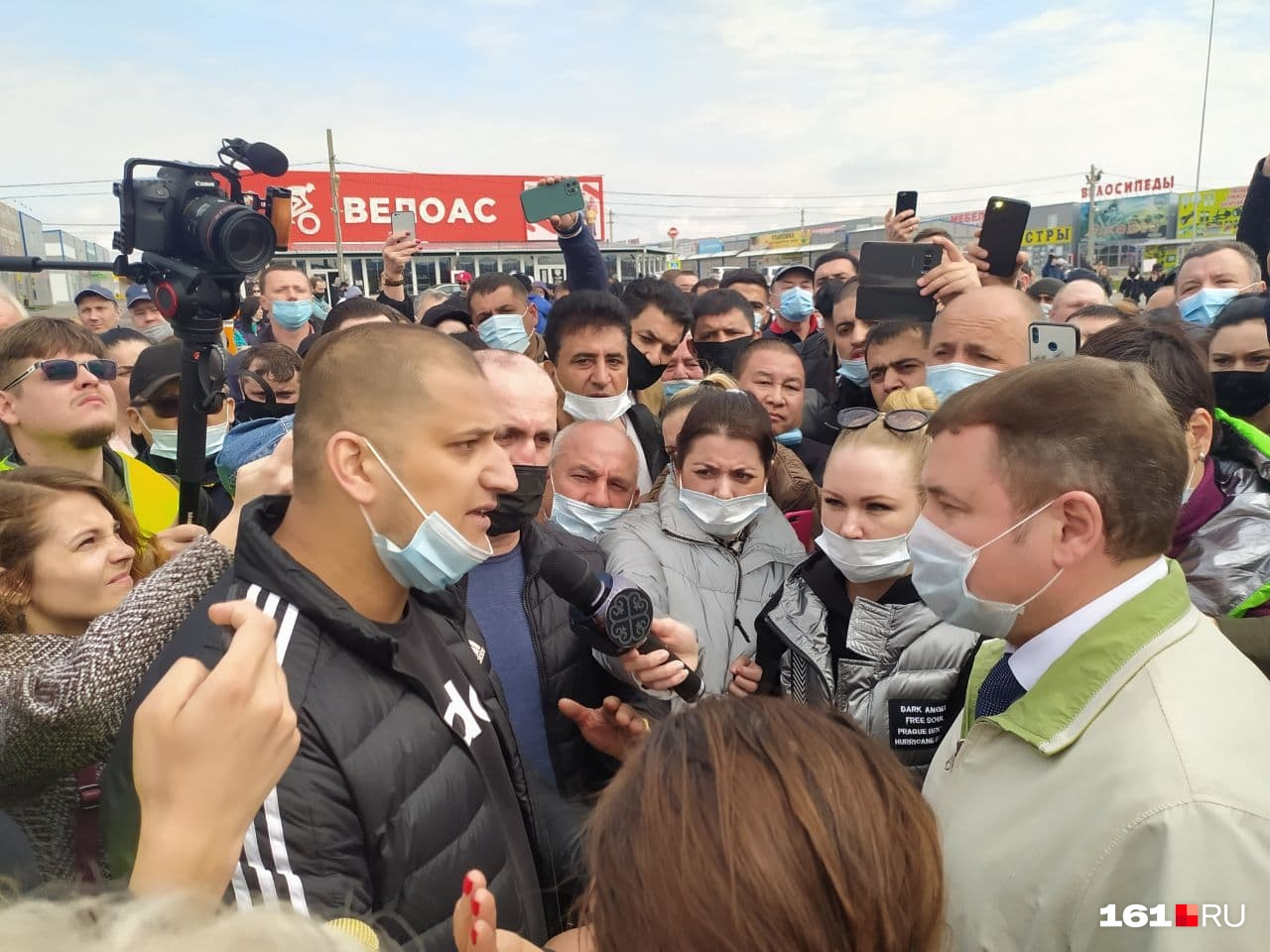 И.о. главы Аксайского района Константин Доморовский и пострадавшие предприниматели И.о. главы Аксайского района Константин Доморовский и пострадавшие предприниматели