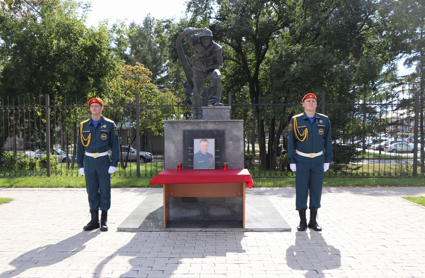 Сотрудники части возлагают цветы у памятника с портретом министра