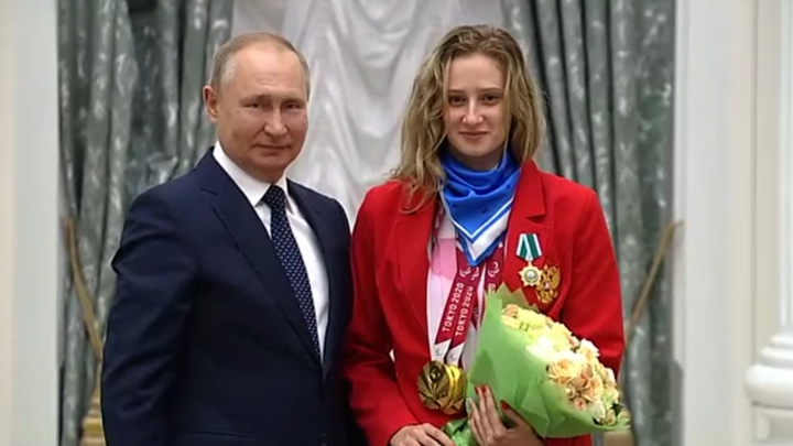 Путин наградил челябинскую пловчиху Орденом Дружбы за три золота и серебро Паралимпиады в Токио