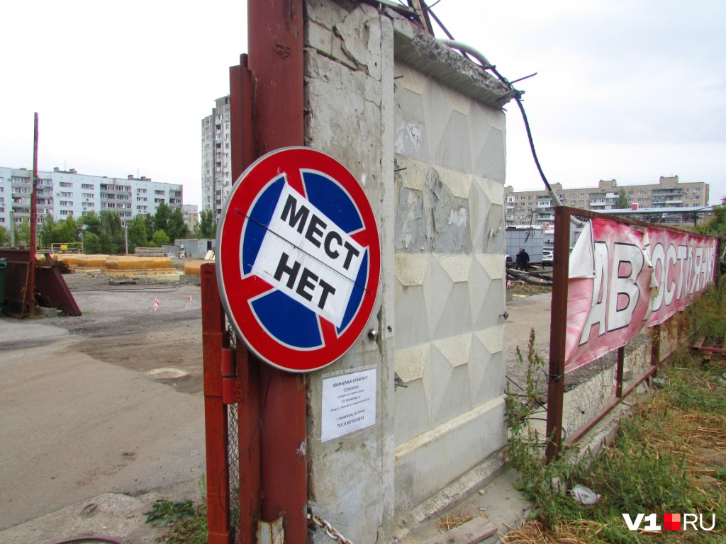 Администрация заявляет, что проблем с парковкой на Ткачева нет