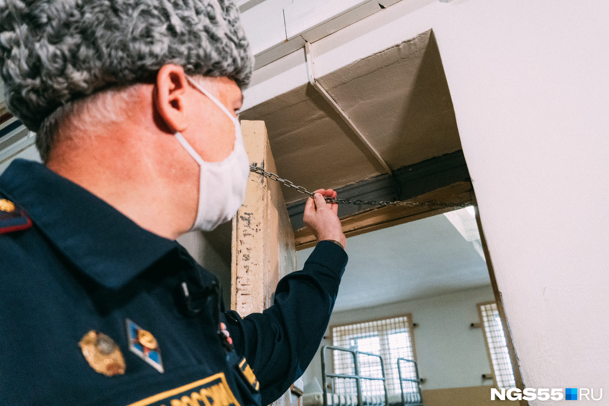Дверь камеры сдерживает цепь. Она не позволяет полностью раскрыться, поэтому войти в камеру или выйти из нее можно только по одному<br><br> Дверь камеры сдерживает цепь. Она не позволяет полностью раскрыться, поэтому войти в камеру или выйти из нее можно только по одному<br><br>