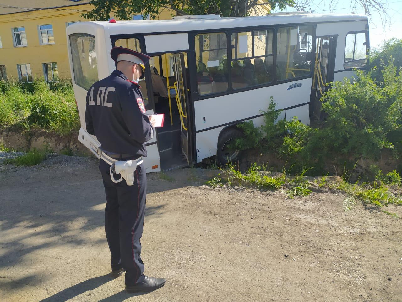 Автоинспектор работает на месте аварии. Этот автобус за секунды оборвал жизни шестерых человек Автоинспектор работает на месте аварии. Этот автобус за секунды оборвал жизни шестерых человек
